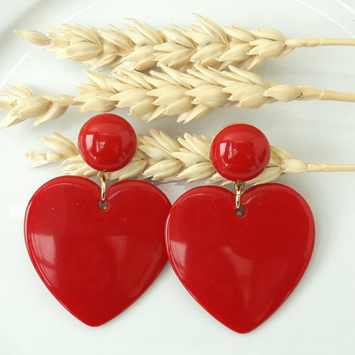 Boucles d'oreilles pendentif coeur en résine rouge foncé - esprit vintage