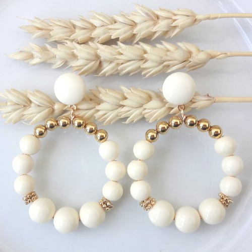 Boucles d'oreilles aurore - créoles perles dorées et écru - crème en résine - esprit vintage