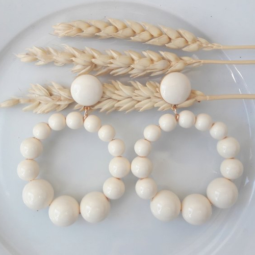 Boucles d'oreilles (modèle xl) créoles perles écru - crème en résine - esprit vintage