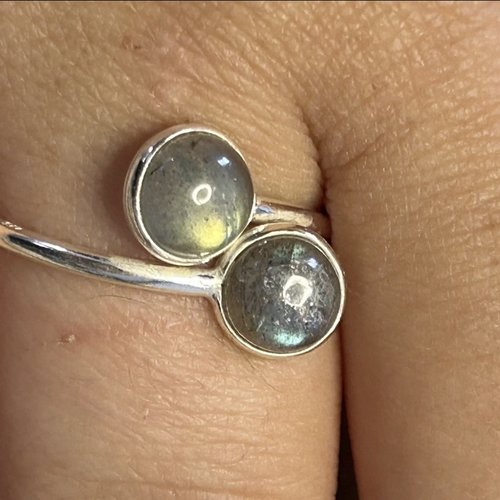 Bague en labradorite et en argent 925 – protection et lumière intérieure