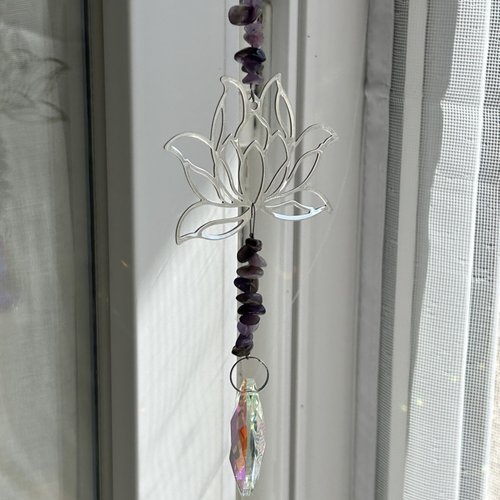 Attrape soleil en améthyste et en forme de lotus argentée