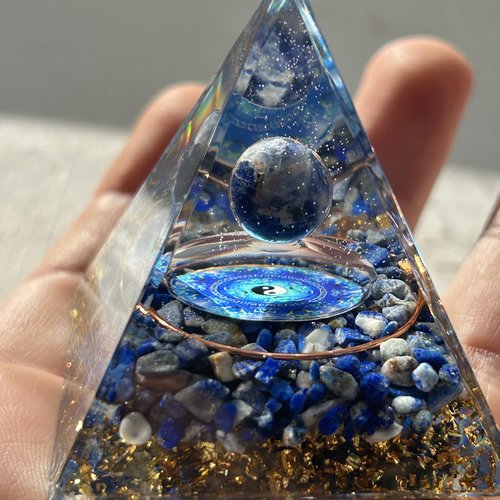 Pyramide orgonite en lapis lazuli