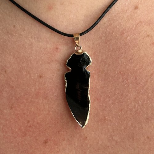Collier en pointe d’obsidienne noire avec un cordon ajustable