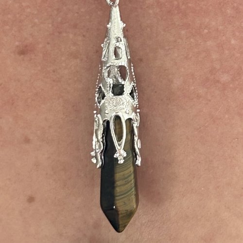 Collier en pointe d’œil de tigre avec son cordon