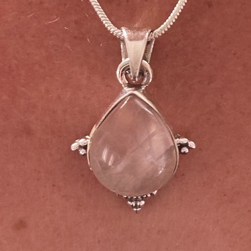 Collier quartz rose avec sa chaîne en acier