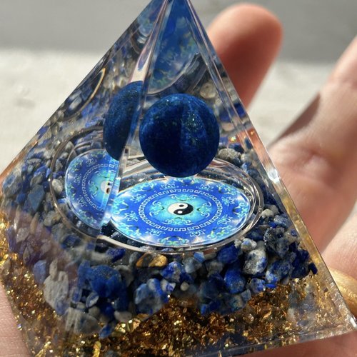 Pyramide orgonite en lapis-lazuli bleu