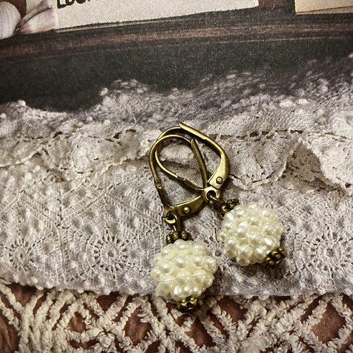 Boucles d'oreilles pendantes dormeuses créateur  fleur de perle blanc nacré romantique rétro