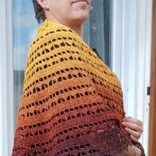 Châle crochet main - demi-lune - provence - "éclat d'ambre" lurex scintillant motif dentelle. pièce unique artisanale.