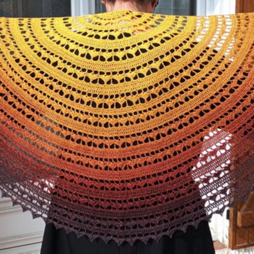 Châle fait main au crochet "éclat d'ambre" - étole demi-lune en dentelle fine. accessoire élégant coloris miel. fait main en provence.