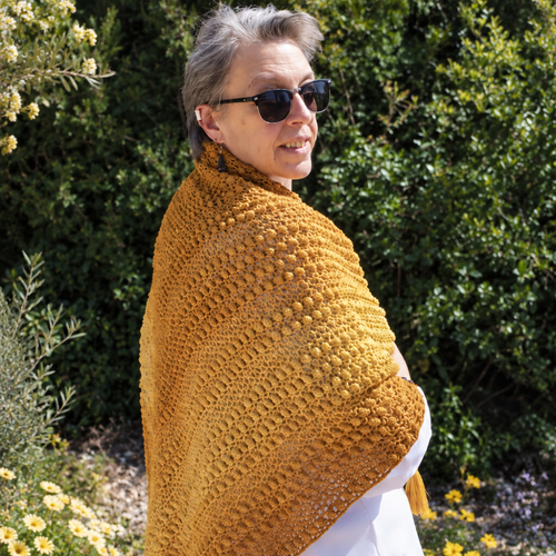 Châle au crochet mariage et cérémonie, jaune soleil en coton, dentelle relief et fil brillant, étole femme bohème faite main
