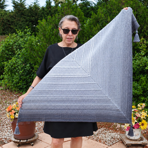 Châle au crochet gris et blanc en coton, dentelle en relief et dégradé orageux – étole élégante de cérémonie