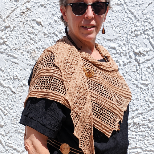Châle queue de dragon gold scales en soie, lurex et perles dorées pièce unique crochetée main pour mariage et cérémonie festives