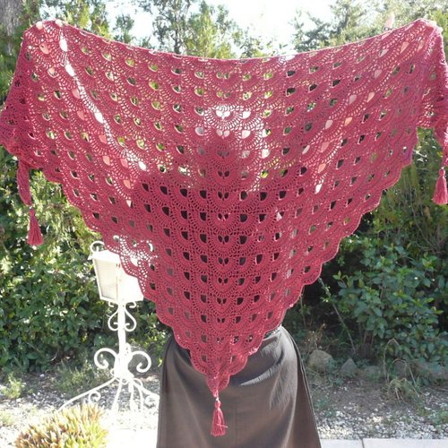 Châle saint-émilion réalisé en provence - forme triangle - coloris bordeaux scintillant - cadeau femme luxe - motif virus.