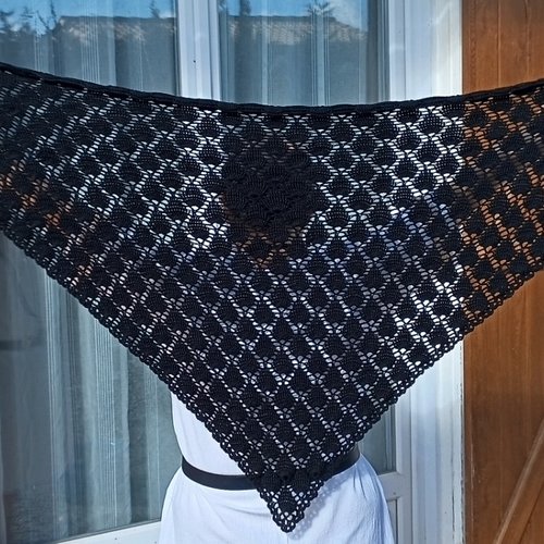 Châle "black eagle" au crochet - pièce unique en dentelle coton noir intense. accessoire de soirée raffiné, fait main en provence. chic.