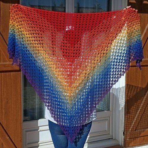 Châle crochet main triangle "rainbow pride" provence - symbole de fierté - coton dégradé - doux, léger, lumineux - pièce unique