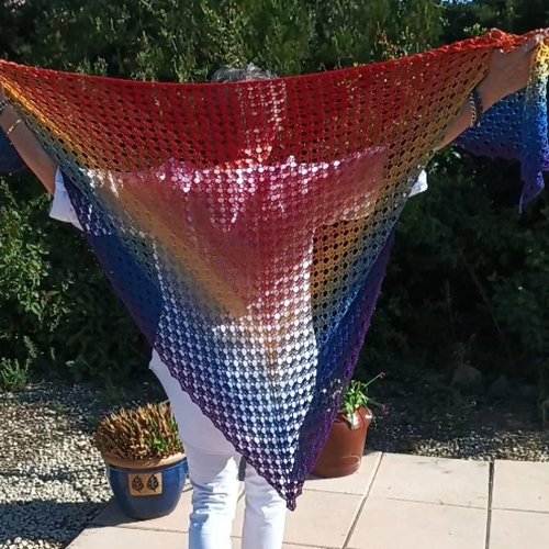 Étole mariage arc-en-ciel châle crochet rainbow pride accessoire bohème coloré triangle cadeau lgbt pride festival chic festif