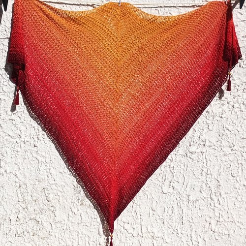 Châle etole crochet mariage dégradé rouge orange soyeux "fire spirit" artisanat pièce unique point pop corn dentelle idéal cérémonie