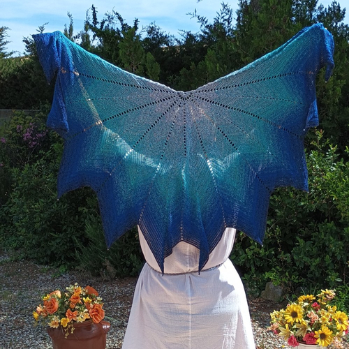 Châle étoilé abyssal star bleu dégradé & perles réalisation au crochet 140 cm accessoire luxe éclat stellaire cadeau