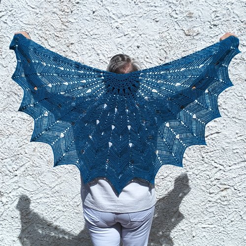 Châle étole de mariage blue topaze au crochet - coton bleu paon dentelle ajourée accessoire femme chic toutes cérémonies summer time
