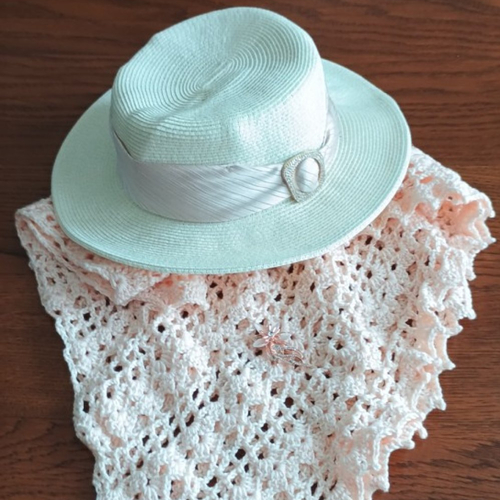 "châle étole mariage dentelle cameo parure chapeau et broche. accessoire cérémonie luxe, tenue soirée chic, idée cadeau femme chic"