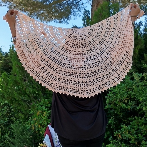 Châle crochet mariage étole dentelle cameo or rose soirée chic modèle unique grande envergure étole femme wedding wrap