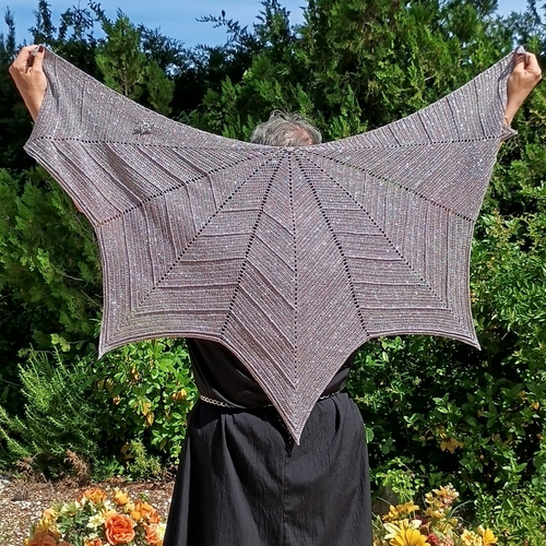 Châle étole mariage crochet polaris gris argenté lurex perles. silver crochet shawl, scialle uncinetto sposa. cérémonie baptême cadeau