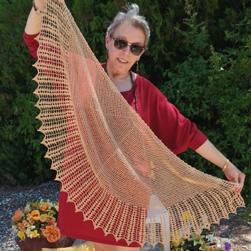 Châle golden sun élégante étole de cérémonie soie et lurex avec perles. dentelle fine au crochet pour mariages soirées chics et fe