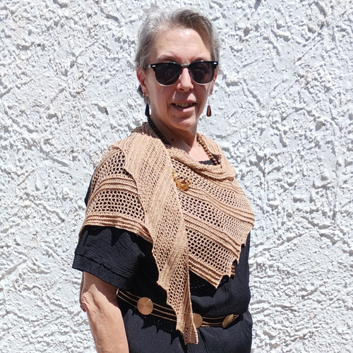 Châle queue de dragon gold scales en soie, lurex et perles dorées pièce unique crochetée main pour mariage et cérémonie festives