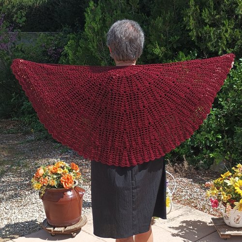 Châle au crochet fait main en laine et cachemire bordeaux – étole cape élégante ajourée pour cérémonie, mariage, soirée