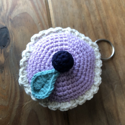 Porte clés amigurumi tarte aux myrtilles