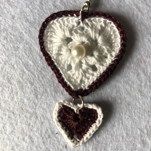 Paire de boucles d'oreilles cœur au crochet