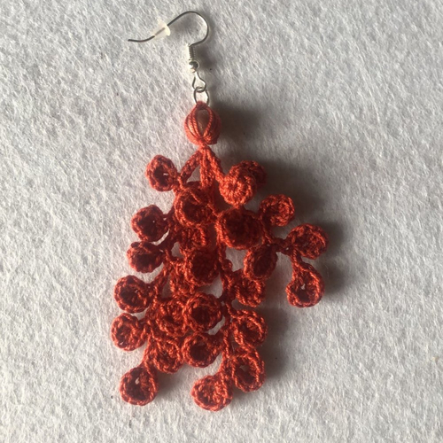 Boucles d'oreilles crochetées couleur rouille.