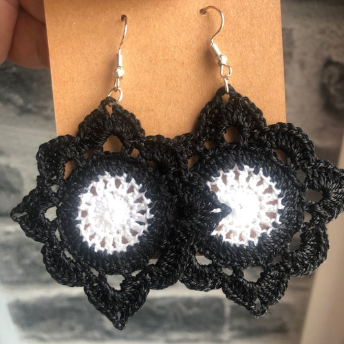 Boucles d'oreilles crochet noir et blanc