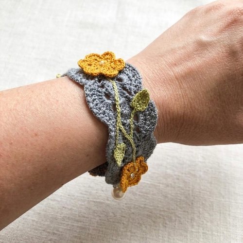 Bracelet manchette floral gris et moutarde