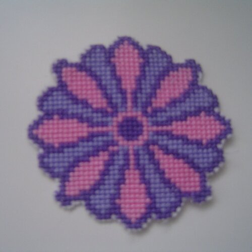 Tapis rond violet et rose - accessoire de maison de poupée - broderie au point de croix - barbie - fait main