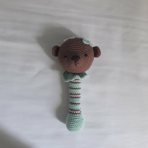 Hochet tête d'ours vert bébé crochet coton - baby shower ou cadeau de naissance - amigurumi - fait main