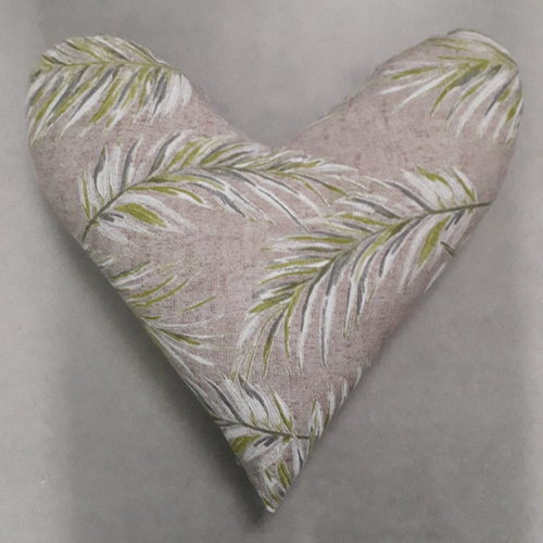 Coussin coeur feuilles sur fond beige post mastectomie ou décoration - cancer du sein - fait main