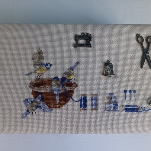 Boîte à couture brodée point de croix - pièce unique - faite main