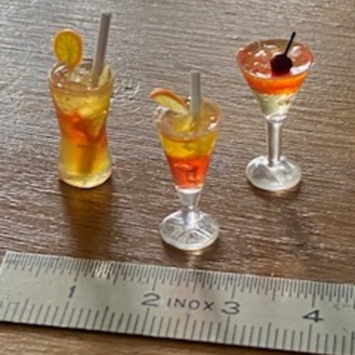 3 sortes de cocktails miniatures maison de poupée - orange, cerise, glaçons