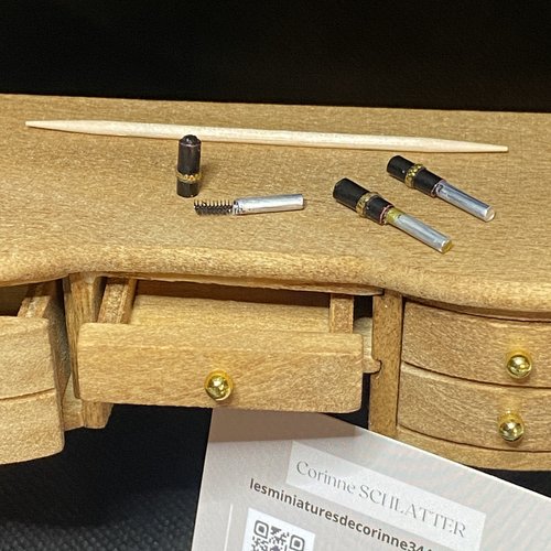 Mascara miniature fait main - 1/12eme - maison de poupée