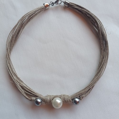 Collier "satellite gris" en lin naturel et perles nacrées