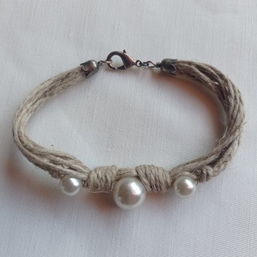Bracelet "satellite blanc" composé de fil de lin naturel et perles nacrées