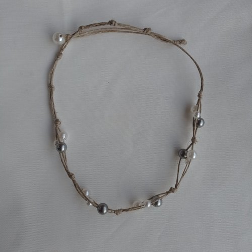 Collier "mémoire d'étoile gris fin" est lin naturel et perles nacrées blanches et grises