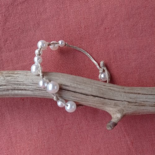 Bracelet "mémoire d'étoile blanc" en lin et perles nacrées blanches