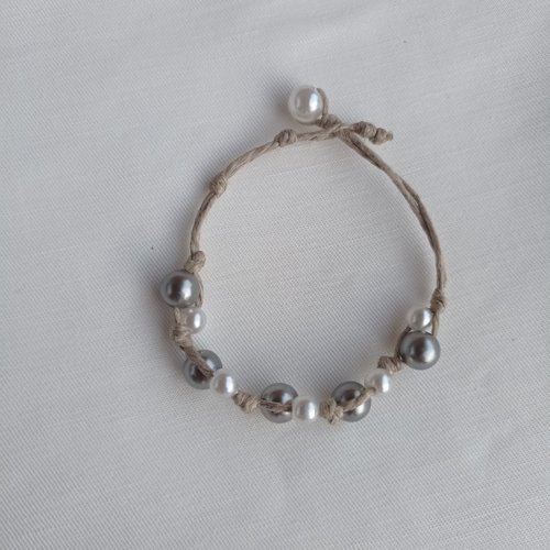 Bracelet "mémoire d'étoile gris" en lin et perles nacrées blanches et grises