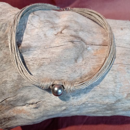 Collier "nouvelle lune" fin en lin naturel et perle grise nacrée