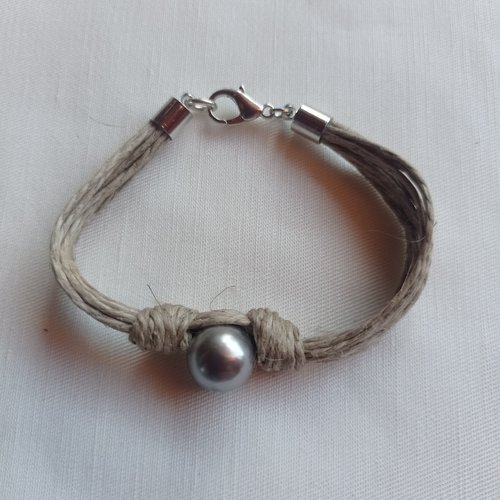 Bracelet "nouvelle lune" en lin et perle nacrée grise