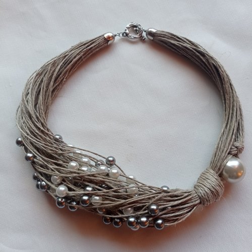 Collier "grande étoile filante" gris en lin naturel et perles blanches et grises nacrées