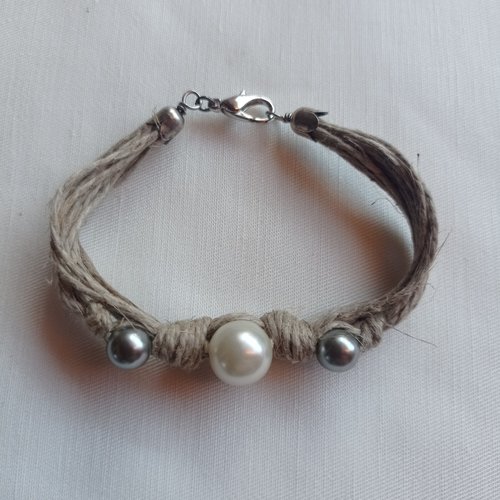 Bracelet "satellite gris" composé de fil de lin naturel et perles nacrées