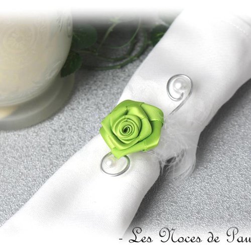 Ronds de serviette vert mousse et blanc avec rose en satin sur fil aluminium mariage, x10